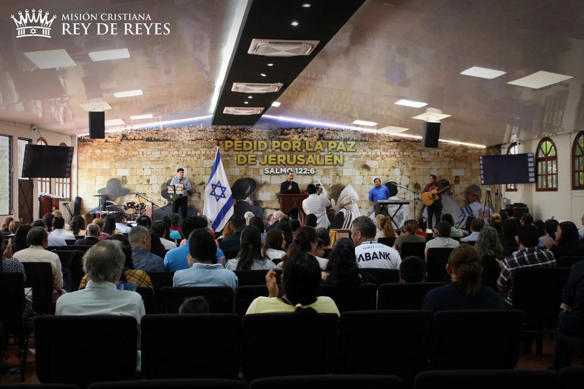 Vista general de la congregación y el pastor durante un servicio en Rey de Reyes