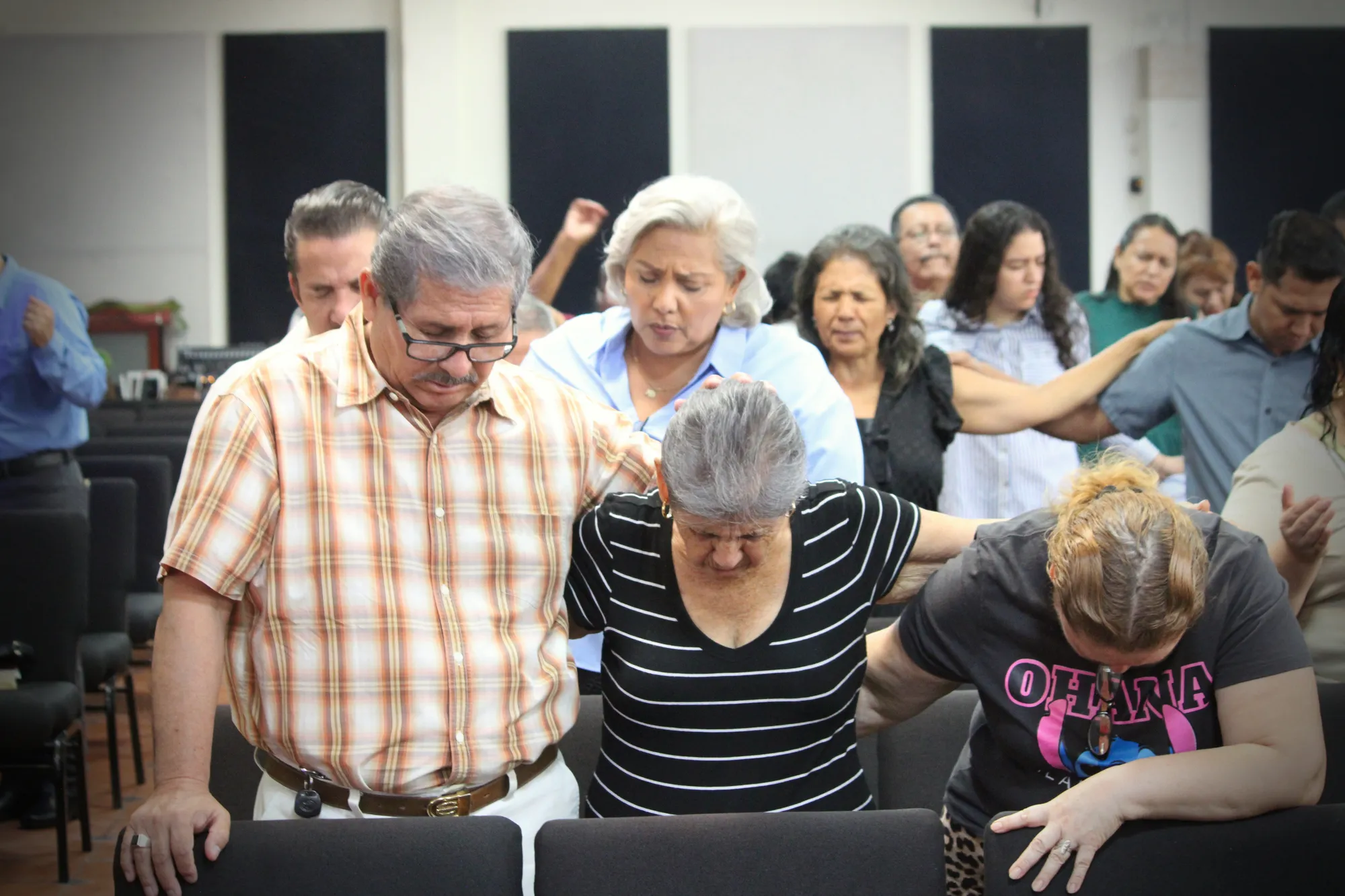 Congregación de Rey de Reyes compartiendo un momento de oración