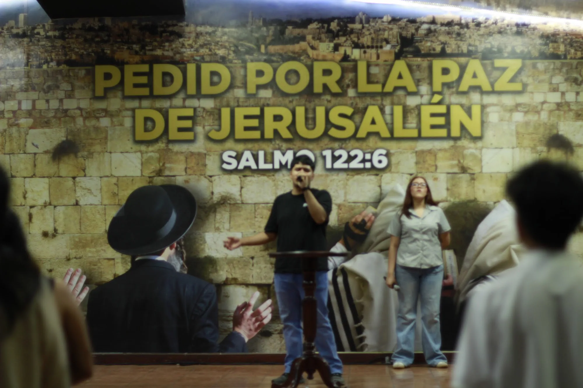 Congregación de Rey de Reyes reunida frente al mural de Salmo 122:6